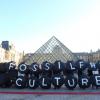 В Париже прошли акции против поддержки Лувра нефтедобывающими компаниями